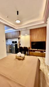 sala de estar con cama grande y cocina en Dagaya Suites, en Bacolod