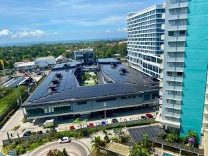 una vista aérea de un edificio en una ciudad en Dagaya Suites, en Bacolod