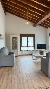 ein Wohnzimmer mit Sofa und Tisch in der Unterkunft Casa de Aldea EL AVELLANU in Bierces