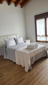 ein Schlafzimmer mit einem Bett in einem weißen Raum in der Unterkunft Casa de Aldea EL AVELLANU in Bierces