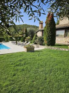 Il Casale del Conte في Fratta Todina: منزل مع ساحه مع مسبح