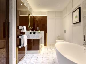 ein Badezimmer mit großer Badewanne und Waschbecken in der Unterkunft The Hawthorn by Galway Bay in Oranmore