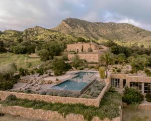 Nespecifikovaný výhled na hory nebo výhled na hory při pohledu z farmy