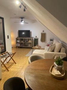 un soggiorno con un divano e un tavolo di All Homes Apartments a Bad Schallerbach