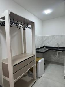 een kamer met een plank en een wastafel in een badkamer bij Hey Mar Suites in Arraial do Cabo