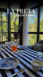 een blauwe en witte tafel met borden en glazen erop bij La Preta, casa de campo in San Clemente +11 foto's