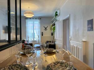 Le Cerf - Rambouillet city center في رامبوييه: مجموعة من كؤوس النبيذ على طاولة