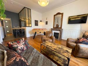 Le Cerf - Rambouillet city center في رامبوييه: غرفة معيشة مع كنب وطاولة +21 صورة