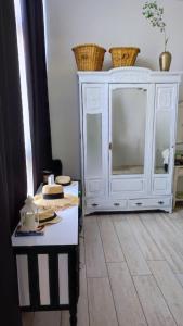 een witte kast met manden erop bij La Preta, casa de campo in San Clemente