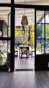 een kamer met een tafel en een grote glazen deur bij La Preta, casa de campo in San Clemente