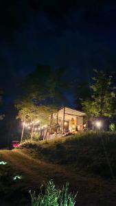 een huis op een heuvel 's nachts met lichten bij La Preta, casa de campo in San Clemente