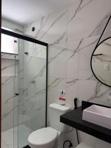 een badkamer met toilet en glazen douche bij Hey Mar Suites in Arraial do Cabo +23 foto's