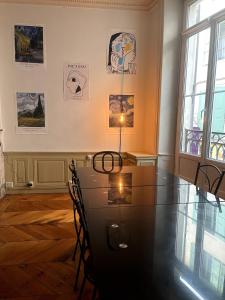 Le charme du Puy dans une ancienne verrerie في لو بوي: غرفة طعام مع طاولة وكراسي زجاجية