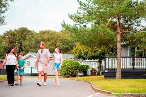 ミルフォード・オン・シーにある3 Bedroom Select Lodge with Park Facilitiesの家の前の私道を歩く家