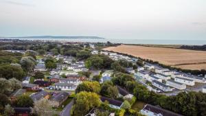 ミルフォード・オン・シーにある3 Bedroom Select Lodge with Park Facilitiesの家屋・畑の空中風景 +2枚の写真
