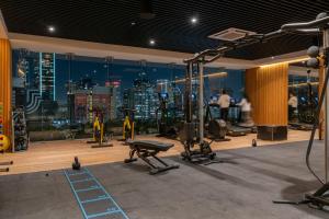 Фитнес-центр и/или тренажеры в Loft -Skyline view- Rooftop pool, gym, bbq & more
