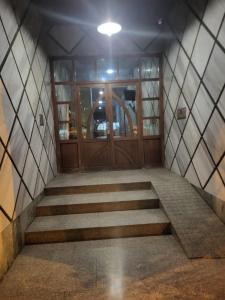 un corridoio con scale e porta in legno di Merriem Guest Rooms a Rabat