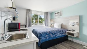 Η κουζίνα ή μικρή κουζίνα στο Bayside Inn and Marina