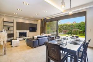 Η κουζίνα ή μικρή κουζίνα στο Villa Kallisti Ialyssos by Villa Plus