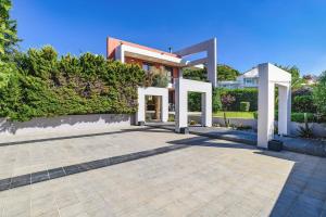 Κήπος έξω από το Villa Kallisti Ialyssos by Villa Plus