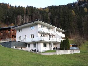 un gran edificio blanco en la cima de una colina en Schiestl, en Ramsau im Zillertal