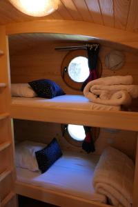 Voodi või voodid majutusasutuse Roulotte Le gîte-ânes toas