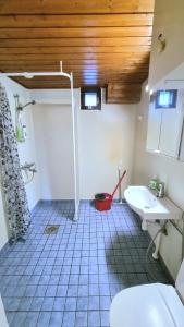 Et badeværelse på Peaceful 3 bedroom rowhouse