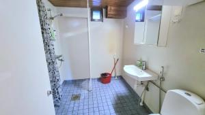 Et badeværelse på Peaceful 3 bedroom rowhouse + 22 billeder