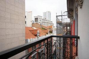 Blick auf eine Stadt vom Balkon in der Unterkunft AVG Numa Guilhou 4 in Gijón