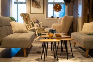 een woonkamer met 2 tafels en stoelen bij Mukka Mountain 