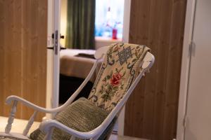 een witte schommelstoel met een deken erop bij Mukka Mountain 