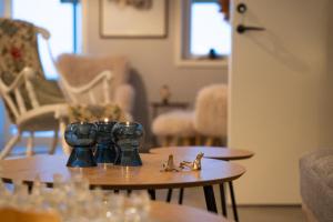 een tafel met wijnglazen bovenop bij Mukka Mountain  +29 foto's