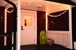 een veranda met een witte deur en kerstverlichting bij Mukka Mountain 