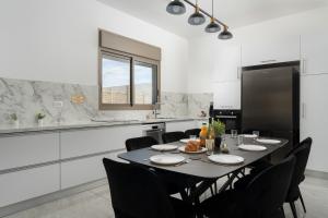 Η κουζίνα ή μικρή κουζίνα στο Dreamy Rent- Aqua Vista eilat