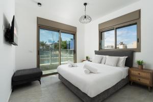 Ένα ή περισσότερα κρεβάτια σε δωμάτιο στο Dreamy Rent- Aqua Vista eilat +10 φωτογραφίες