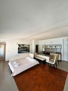 ein Schlafzimmer mit einem großen Bett und einem Schreibtisch in der Unterkunft Villa NIKI Ohrid By Germanoff in Ohrid