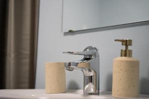 een wastafel met een kraan en twee rollen zeep bij Mukka Mountain 