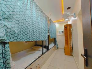 Postel nebo postele na pokoji v ubytování ROYAL STAY NEAR assi ghat