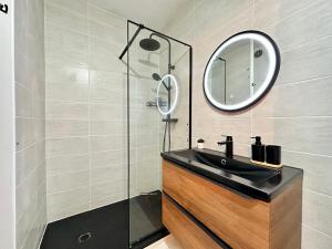 a bathroom with a black sink and a mirror at La Bulle Gambetta in Angoulême +22 photos