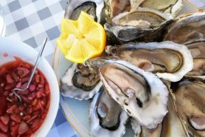 un plato de ostras y un tazón de salsa en Camping 4 étoiles - ccbcagb, en Le Gillieux 16 fotos más