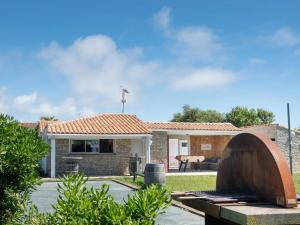 una casa con una escultura delante de ella en Camping 4 étoiles - ccbcagb, en Le Gillieux