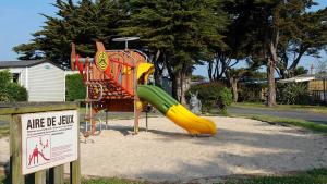 un patio de recreo con un tobogán en un parque en Camping 4 étoiles - ccbcagb, en Le Gillieux