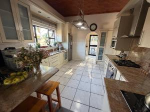 Η κουζίνα ή μικρή κουζίνα στο Family Home with Big Garden & Jacuzzi