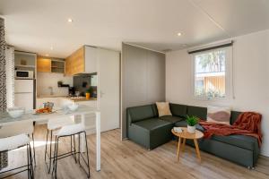 Η κουζίνα ή μικρή κουζίνα στο Camping 4 étoiles - Parc aquatique - ccbcbde