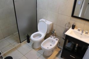 a bathroom with a toilet and a sink at Casa Slide en Chapadmalal in Colonia Chapadmalal