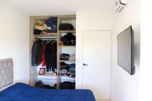 a bedroom with a closet with a blue bed at Casa Slide en Chapadmalal in Colonia Chapadmalal