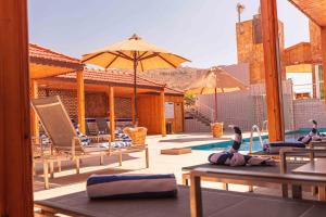 En terrasse eller udendørsområde på Petra Moon Hotel