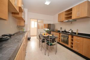 Kuchyň nebo kuchyňský kout v ubytování Abdelmoumen 2BR Spacious Flat + 18 fotografií