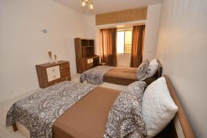 Postel nebo postele na pokoji v ubytování Abdelmoumen 2BR Spacious Flat