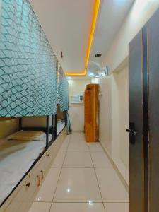 Postel nebo postele na pokoji v ubytování ROYAL STAY NEAR assi ghat